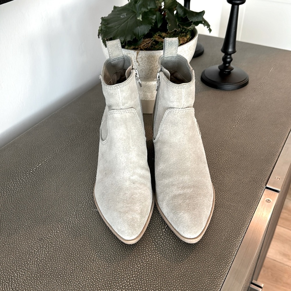Beautiful Dolce Vita booties